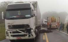 Três caminhões e dois carros se envolvem em acidente na BR-280