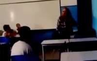 Professora é afastada de escola após chamar aluno negro de &#039;macaco&#039;