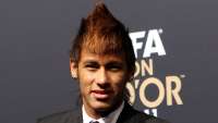 Neymar está ciente de acordo entre Santos e Barcelona, diz Daniel Alves