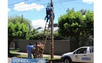 No Paraná, trabalhador desmaia e fica ‘pendurado’ em poste de energia elétrica