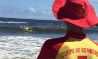 Bombeiros treinam surfistas para salvamentos