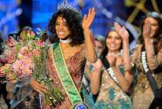 A paranaense Raissa Santana é recebida como heroína e desfila em carro aberto na cidade de Umuarama