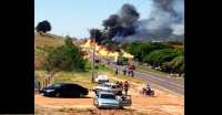 Em Umuarama caminhão carregado de combustível tomba e provoca incêndio