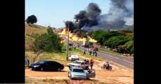 Em Umuarama caminhão carregado de combustível tomba e provoca incêndio