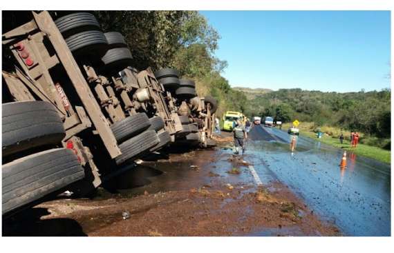 Nova Laranjeiras - Acidente com caminhão transportando óleo vegetal deixa motorista preso as ferragens na 277