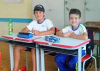 Nova Laranjeiras - Novas carteiras para as escolas municipais
