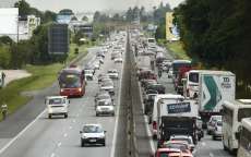 Movimento nas rodovias do PR no feriado é 60% superior que o normal