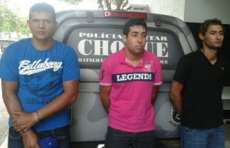 Trio armado invade igreja, amarra fiéis e foge com caminhonete