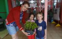 Cantagalo - Prefeitura distribui mudas de árvores à escolas