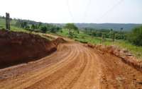 Pinhão - Sec. de Transportes realiza trabalho de cascalhamento e alargamento da estrada do Guarapuavinha