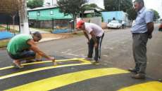 Cantagalo - Equipe da secretaria de Viação e Obras realiza a pintura de lombadas, de acordo com a Legislação de Trânsito
