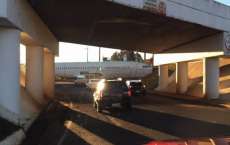 Boeing 737 fica entalado em trevo na cidade de Pato Branco, no sudoeste do Paraná