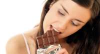 Entenda porque comer chocolate dá acne e veja dicas para preveni-las
