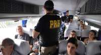 PRF fiscaliza uso do cinto de segurança nos ônibus de viagem