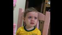Com apenas 1 anos e 9 meses, menina chora porque Neymar foi levado a hospital. Veja o vídeo que esta bombando na net