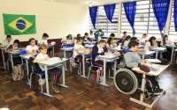 Segundo governo do Estado, escolas paranaenses já receberam 240 mil novas carteiras e cadeiras