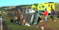 Caminhão tomba e derrama combustível na BR 277