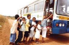 Criança está entre a vida e a morte após ser atingida por rodado de ônibus escolar