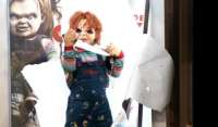 &quot;A Maldição de Chucky&quot;: pegadinha aterroriza pessoas em ponto de ônibus. Veja