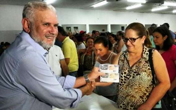 Guaraniaçu - Servidores Municipais efetivados recebem Cartão Vale Alimentação