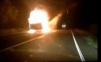 Ônibus com estudantes pega fogo e fica totalmente destruído