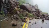 Queda de barreira na BR-277, na Serra do Mar, interdita a rodovia