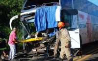 Ônibus da Eucatur colide em traseira de carreta e 11 pessoas ficam feridas