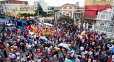 Desfile de escolas de samba interdita ruas de Curitiba