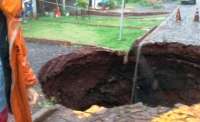 Cratera gigantesca se forma em rua no centro da cidade de Corbélia