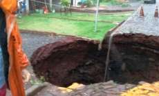 Cratera gigantesca se forma em rua no centro da cidade de Corbélia