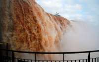 Vazão dez vezes acima do normal interdita passarela das Cataratas em Foz do Iguaçu