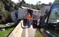 Nova Laranjeiras - Caminhão carregado de frango tomba e carga é saqueada na BR-277