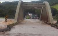 Ponte do rio Cavernoso na BR 277 em baixo d&#039;água. Trafego parado