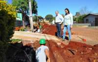 Laranjeiras - Prefeita vistoria obras de saneamento que somam investimentos de R$ 500 mil no bairro Cristo Rei