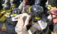Bombeiros resgatam duas crianças soterradas em terremoto