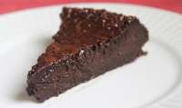 Fácil de fazer, torta de chocolate amargo leva apenas cinco ingredientes