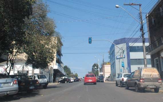 Laranjeiras - Semáforo da esquina da caixa no centro será retirado