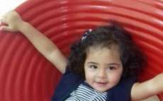 Menina fica em estado grave depois de ser atingida por portão