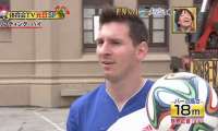 Incrível: Messi chuta a 18 m de altura e controla a bola na queda em desafio de TV japonesa