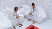 Leonardo e Ralf no quarto branco no &quot;BBB 9&quot;