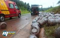 Caminhão carregado com botijões se envolve em acidente