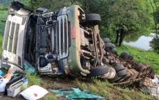 Motorista fica ferido ao tombar caminhão na BR-163