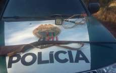 Virmond - Policia Ambiental aprende além de espingarda várias objetos com homem