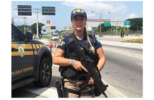 Policial Rodoviária Federal paranaense faz sucesso nas redes sociais com corpão. Veja fotos