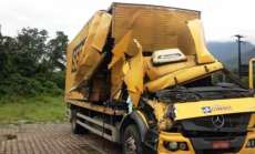 Caminhão dos Correios tem frente destruída em acidente na BR-376