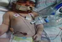 Pais choram morte de bebê que teve coluna quebrada no parto
