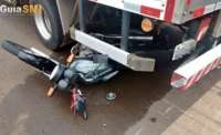 Motociclista vai parar embaixo de caminhão em acidente