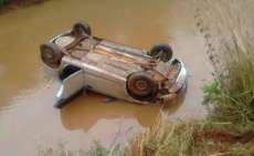 Durante fuga, carro cai em açude no Paraná
