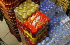 Prefeitura apreende 4 mil garrafas e latas de bebidas em Curitiba