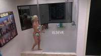 Nesta madrugada, Clara da beijo em Vanessa e toma banho nua no BBB. Veja o vídeo